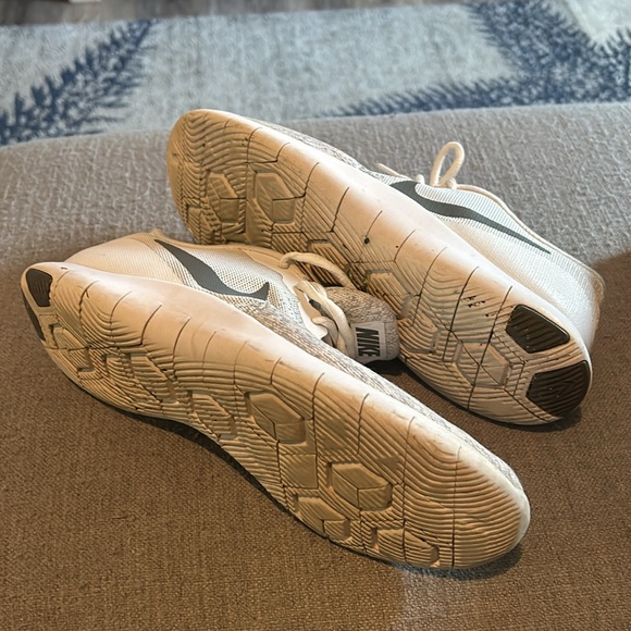 Nike’s - Women Sz 8 - White & Grey - Picture 6 of 6